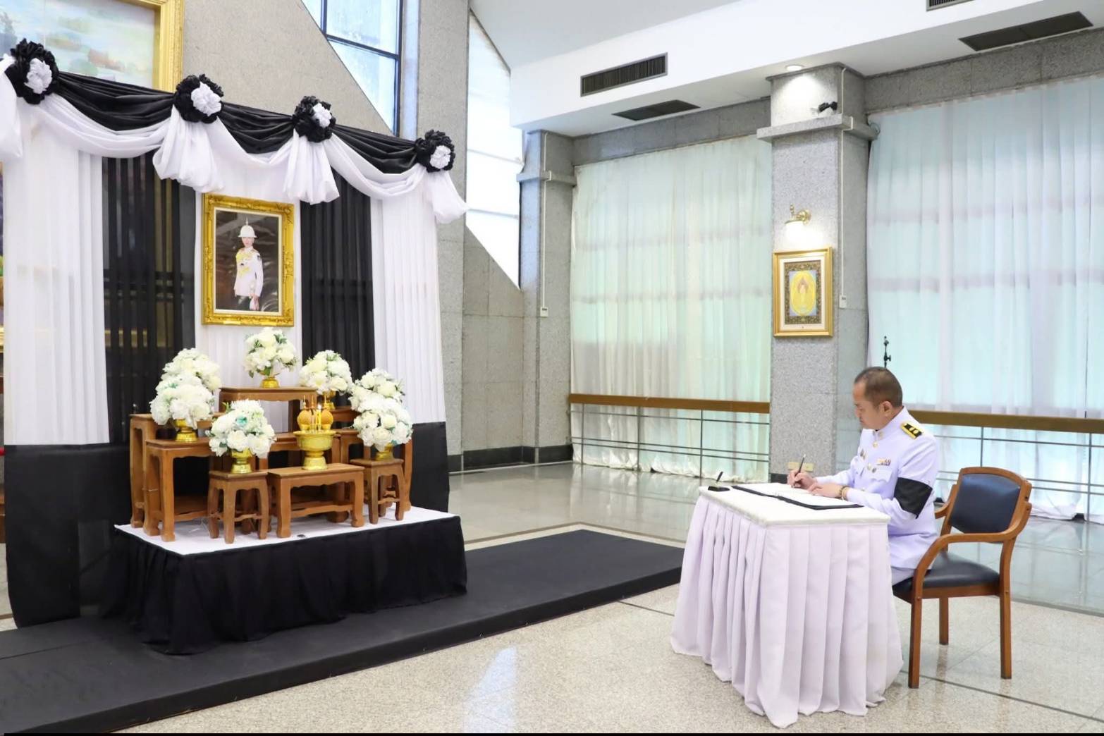 title - ศพส. จัดพิธีลงนามแสดงความอาลัยถวายแด่สมเด็จพระเจ้าลูกเธอ เจ้าฟ้าพัชรกิติยาภา นเรนทิราเทพยวดี กรมหลวงราชสาริณีสิริพัชร มหาวัชรราชธิดา ณ ศาลาพระมิ่งขวัญ ศูนย์ส่งเสริมและพัฒนาอาชีพเสริมนอกภาคการเกษตร (ศูนย์ศิลปาชีพบางไทรฯ (เดิม))